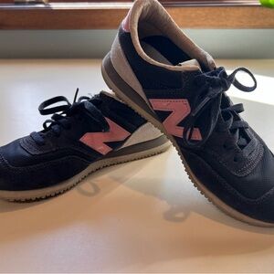 Adorable navy blue and pink New Balance 620, sneakers, women’s 7